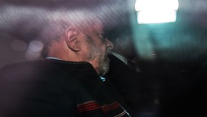 Un juez brasileño emitió el jueves una orden para enviar a la prisión al ex presidente después de que un tribunal de apelación término de año para la corrupción. AFP