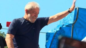 Lula dice que se entrega, pero reafirma que es inocente. AFP