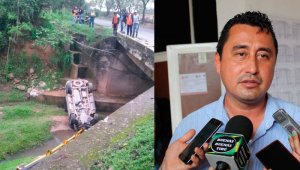 El vehículo dio una vuelta y cayó en una quebrada.  Internet y Cortesía