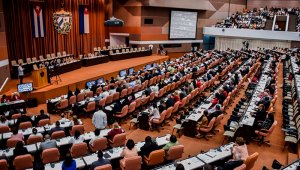 El encuentro se realiza a puerta cerrada y es transmitido en vivo por la señal oficial de televisión. AFP