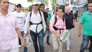 En la tarde, la fórmula vicepresidencial de Fajardo estuvo en universidades y recorriendo las calles de Los Patios y Villa del Rosario, en plan de campaña. César Obando