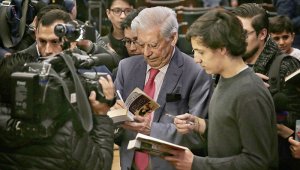 En las instalaciones de la renovada biblioteca del Gimnasio Moderno de Bogotá, tuvo un encuentro con la prensa. Colprensa