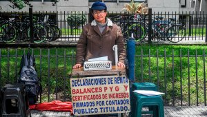 Los escribientes permanecen en las calles, pero con menos trabajo cada día. AFP