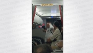 El vuelo  9442 de Bogotá hacia Cúcuta, programado para despegar a las 10 pm salió a las 2 am, luego que los pasajeros se molestaran.  Captura de video