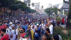 El carnaval alrededor de la planta, avivado por cerca de 5.000 personas, se realizó al ritmo de la música rap y reggae. @rabodeajip