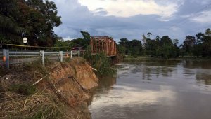 La socavación derivada de las constantes lluvias afecta la estabilidad del puente. La Opinión