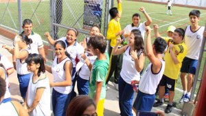 Los niños de Quinta Oriental quieren jugar en la cancha de su barrio, sin pagar. Por eso, pidieron al director del Imrd, Raymond Eder Hernández, que deje en manos de la junta del barrio la administración. Obando