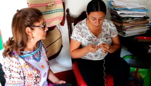 El enlace regional de Artesanías de Colombia, Lilian Amparo Contreras Carvajalino, adelanta un recorrido por los municipios de la Provincia de Ocaña para conocer las técnicas y tendencias de los artesanos locales. Cortesía