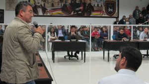 Los comerciantes argumentaron en el Concejo que los cobros exagerados los llevará a la quiebra. En el salón de sesiones la secretaria de Hacienda, Adelaida Parada, dijo que las tarifas no se podían modificar. Roberto Ospino