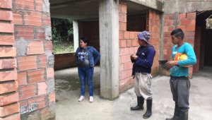 La alcaldesa de mutiscua, Ana Dolores Solano Mantilla, inspeccionó la construcción del Centro de Promoción Social. Cortesía