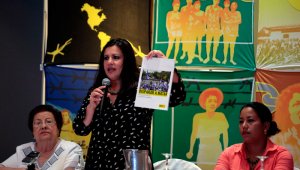 La directora de Amnistía Internacional (AI) para las Américas, Erika Guevara-Rosas (centro), habla durante el lanzamiento de un informe sobre las medidas de represión utilizadas por las fuerzas de seguridad nicaragüenses durante enfrentamientos con estudiantes.
 AFP