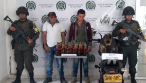 En el tanque del combustible de la moto, los policías hallaron ocultas 22 botellas plásticas con la droga. Policía Nacional