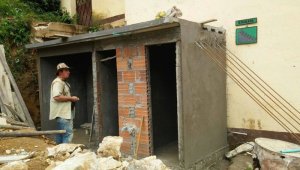 El sistema de tratamiento de aguas residuales consta de una trampa de grasas, un tanque séptico y un filtro. Archivo