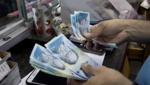 En 2016, para esta misma fecha, con 50.000 pesos alcanzaba a girar cerca de 125.000 bolívares y hoy, con esos mismos 50.000 pesos, el monto llega a los 20 millones de bolívares. Archivo