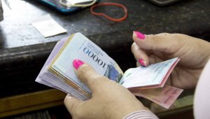 Con la reconversión monetaria, el actual billete de 100.000 bolívares pasará a ser de 100, montó que apenas alcanza para comprar un huevo. Archivo