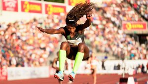 Caterine Ibargüen superó por 31 centímetros a la estadounidense Tori Franklin. Twitter Liga Diamante