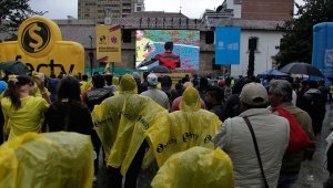 Hinchas de !as Selección Colombia disfrutan del partido Colombia va Japón en el Parque Santander en el centro de Bogotá.  Colprensa