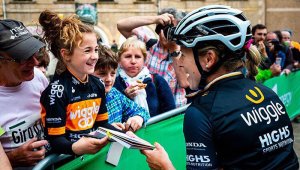 La ciclista profesional Annette Edmondson da un autógrafo a una niña. Tomada de Twitter @NettieEdmo
