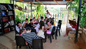 Más de 30 niños asisten diariamente a la casa de Adelaida para que les ayude con sus tareas. Mario Caicedo