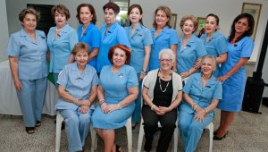 Martha de Benedetti, Betty Rojas, María Celis, María Conde, Amparo Arias, Melany Canal, Esperanza de la Cuadra, Stella Acevedo y Claudia Vega. Sentadas: Elvira Luzardo, María Ramírez, Marielita González y Bety Calderón. Mario Caicedo / La Opinión