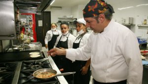 Servicios de comida y alojamiento fueron los sectores de mayor contribución al crecimiento de las matrículas. Archivo