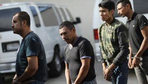 Inmigrantes indocumentados abandonan esposados una corte federal en Estados Unidos. AFP