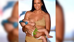 Una modelo estadounidense causó polémica esta semana al desfilar en una pasarela en Miami mientras amamantaba a su bebé de cinco meses. AFP