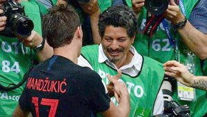 Yuri Cortez quedó atrapado en la agónica celebración de los croatas. Mandzukic había marcado el gol definitivo de la victoria (2-1) ante Inglaterra.  AFP