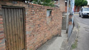 Esta callejuela, según los vecinos, se ha convertido en escenario de drogadicción, problema con el que conviven a diario. La Opinión