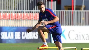 El jugador colombiano ya entrenó con el equipo colchonero y posó con la indumentaria para esta temporada. Tomada de Twitter