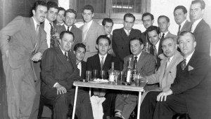 Fotografía de 1953 en Bogotá, en una reunión de amigos, en una residencia estudiantil, pues muchos de ellos eran estudiantes universitarios aún. Archivo