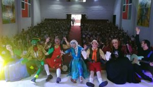 En Convención participaron más de 300 personas en la función. Cortesía Casa Teatro