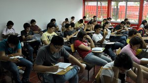 Las pruebas se llevan a cabo en dos jornadas, de 4 horas y 30 minutos cada una. Archivo La Opinión