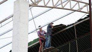 En un 50 por ciento quedó destrozado el techo de la cancha sintética que funciona en la calle 16 con avenida Quinta, en el barrio La Playa, producto de los fuertes vientos que azotan la ciudad. Laura Ramírez / La Opinión