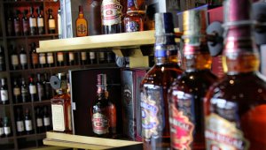 La norma prohíbe la venta y consumo de alcohol desde las 6 de la tarde del día anterior a las elecciones, hasta las 6 de la mañana del día siguiente.  Colprensa