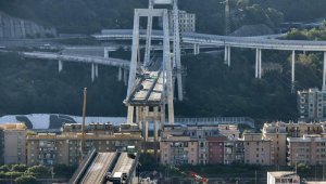 Toma general, la cual muestra vehículos abandonados en el puente de la autopista Morandi, en Génova. AFP