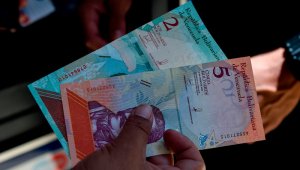 La nueva emisión de billetes llega apenas 20 meses después de que el gobierno lanzara billetes de alta denominación, diluidos por la inflación y una acelerada devaluación.  AFP