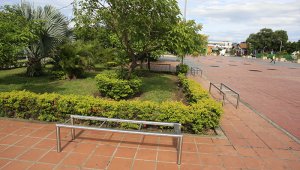 Los comerciantes aseguran que los drogadictos y vagos también se han llevado parte del mobiliario del parque. Mario Caicedo