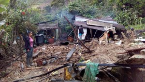 La caída de materiales destruyó totalmente una vivienda y otra quedó parcialmente dañada. Cortesía