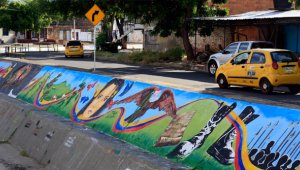 Colombia es un país con abundante riqueza y los hechos históricos forjaron el devenir de un pueblo. Este es el mensaje que transmite este mural, uno de los hechos en el Canal Bogotá. Mario Caicedo