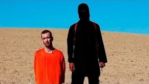 El Estado Islámico decapita al cooperante británico David Haines - Esta imagen fue tomada de un video publicado en Internet por los militantes del Estado islámico y proporcionada por el Grupo de Inteligencia SITE, un terrorismo de vigilancia de Estados Unidos.
 Youtube.com