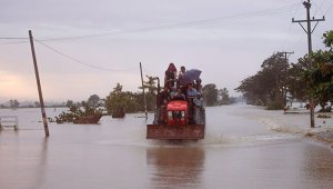 Las aguas también causaron el desplome de buena parte de un puente ubicado en la carretera Rangun-Mandalay. AFP