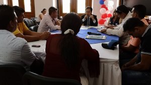 El gobernador se reunió con los líderes de La Gabarra para solventar el problema del megacolegio. Cortesía