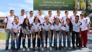 En la foto arriba (de izquierda a derecha) Diego Mejía (directivo), Carlos Velazco, comisión técnica), Édgar Villamizar (presidente), Juan José Gamboa, Freddy Ramírez, Esteban Londoño, Luiggy Fossi, Winston Torres y Diego Fernández (entrenador); abajo, de izquierda a derecha: Samanta Miranda, Silvia Parada, Alejandra Mariño, Anny Toscano, Keyli Delgado, Nagge Carrero y Rafael Salas. Especial para La Opinión