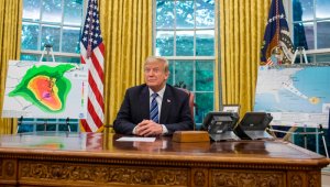 El presidente de EEUU, Donald Trump, durante una rueda de prensa informativa sobre el huracán 'Florence' en la Oficina Oval de la Casa Blanca. AFP