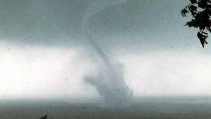 Los ocho muertos registrados hasta ahora en Filipinas son seis víctimas de deslizamientos de terreno, una joven ahogada y un agente de seguridad fallecido al caerle un muro. AFP