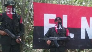 El frente de Guerra Occidental Omar Gómez entregó pruebas del estado de la menor secuestrada, Mayerli Cortés Rodríguez, y de sus padres, quienes la acompañan. Archivo