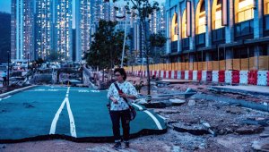 Las calles de Hong Kong quedaron repletas de basuras y algunas fueron destruidas. Las autoridades iniciaron una maratónica brigada para devolver todo a la normalidad. AFP