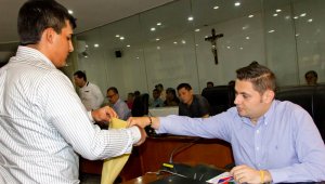 El concejal del partido Conservador, Leonardo Jácome, (derecha), quien cumple su segundo periodo en la corporación, será el encargado de presidir la mesa directiva el próximo año. Alfredo Estévez