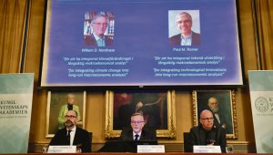 Per Strömberg, Göran K. Hansson y Per Krusell anunciaron los ganadores del premio nobel de economía en una conferencia de prensa en la Academia de las Ciencias de Suecia, en Estocolmo. Henrik Montgomery / AFP